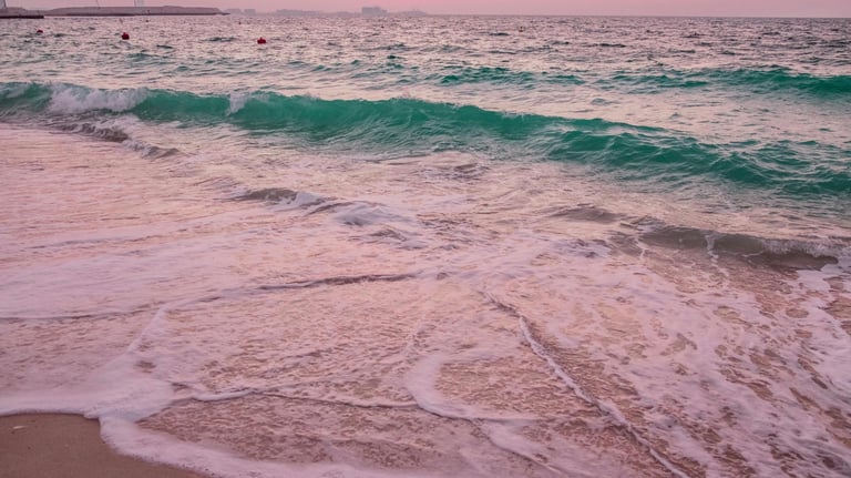Meerblick, das Meer hat leichte Wellen und es gibt ein paar Surfer