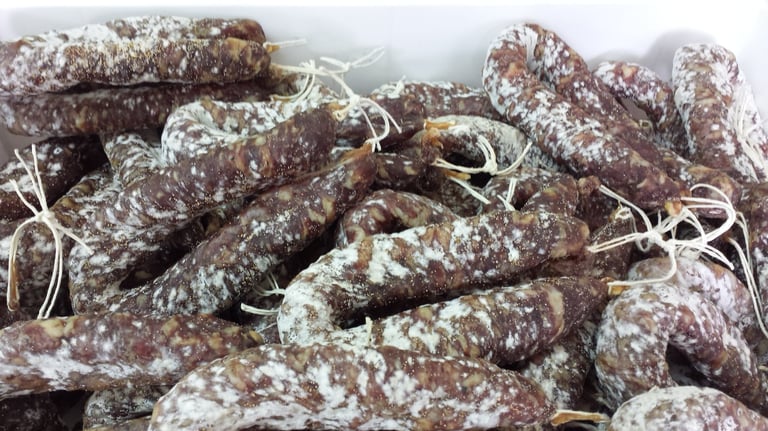 La salsiccia sarda fatta in casa, uno dei prodotti dell'agriturismo agrisole