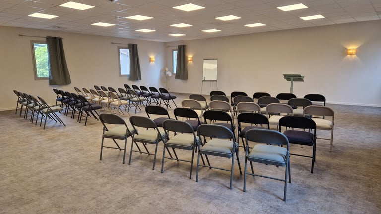 Salle 117 m² avec 50 chaises