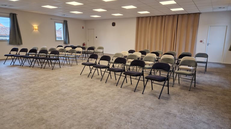 Salle 117 m² avec 50 chaises