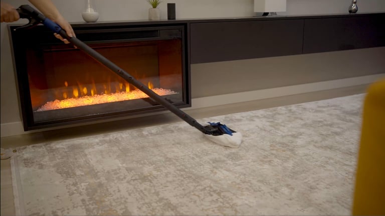 Błyskawiczne odświeżanie dywanów i usuwanie plam bez ich przemaczania za pomocą technologii suchej pary EV Atlantis.