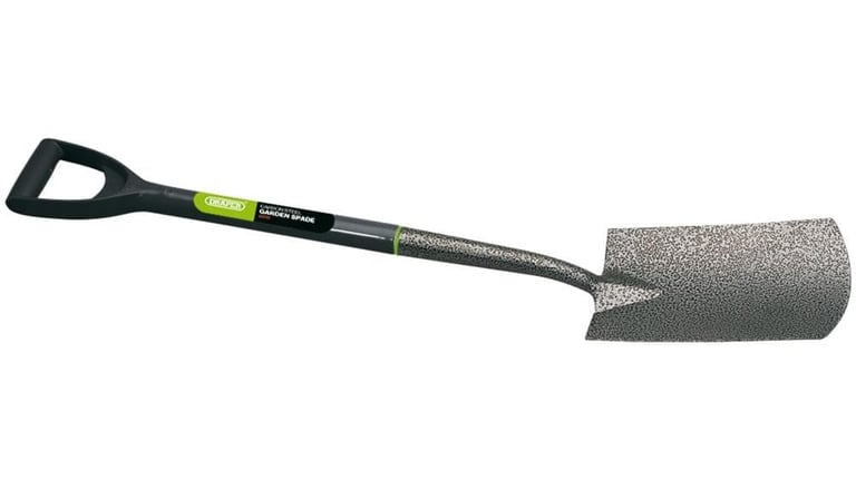 Draper carbon steel garden spade with a D-handle and hammered finish for heavy duty digging.