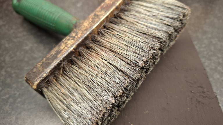 Application peinture suédoise sur bois extérieur au pinceau large