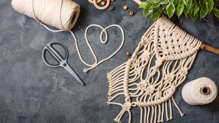 Tapiz de macramé hecho a mano con cordón de algodón, tijeras y anillos de madera para manualidades 