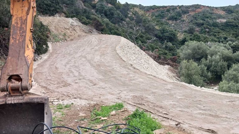 Χωματόδρομος διαμορφωμένος με μηχάνημα