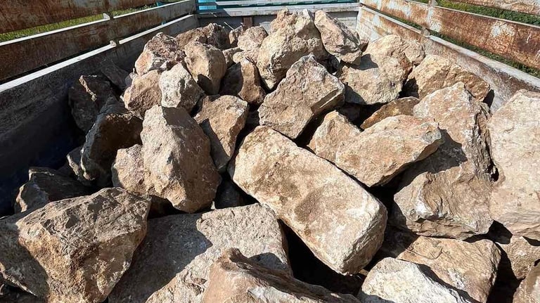 Πέτρες περίφραξης φορτωμένες σε φορτηγό