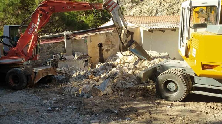 Μηχάνημα κατεδαφίζει κτήριο