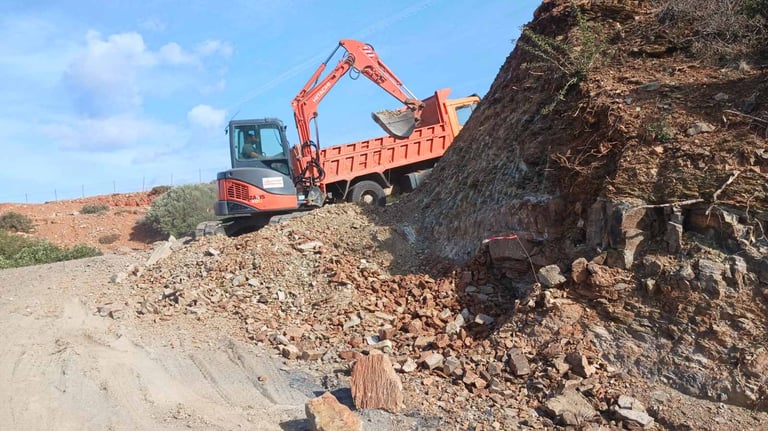 Φορτηγό φορτώνει μπάζα και πέτρες