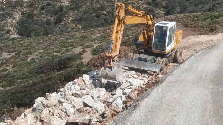 Μπουλντόζα εκτελεί αποστραγγιστικά έργα στην άκρη δρόμου