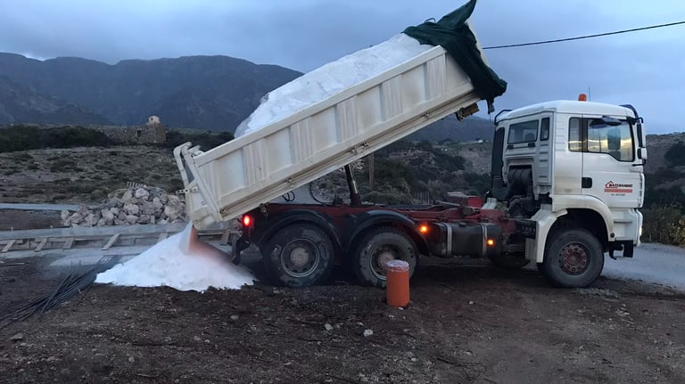 Φορτηγό που ξεφορτώνει υλικό για παρασκευή λάσπης τσιμέντου