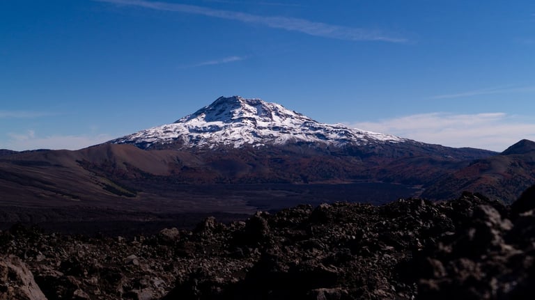 Trekking sobre el Cráter Navidad con vistas al Volcán Lonquimay, expedición geológica en la Araucaní