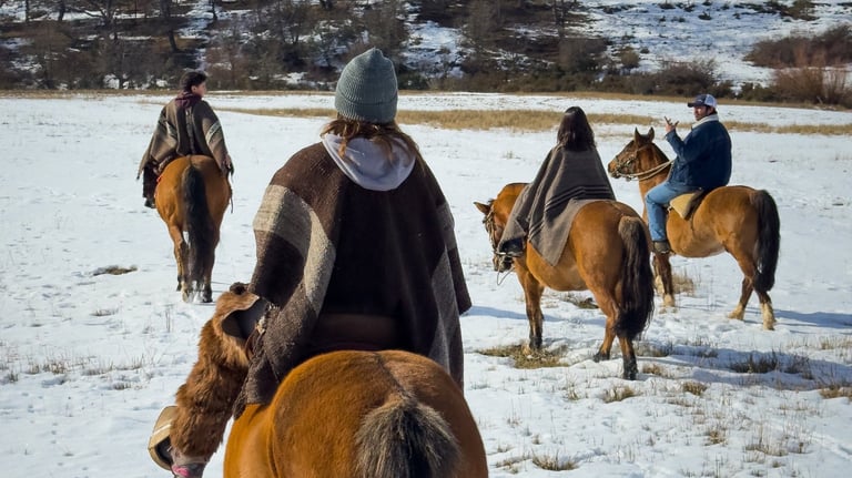Cabalgata guiada por senderos de montaña en Lonquimay, turismo de aventura y alojamiento en cabañas.