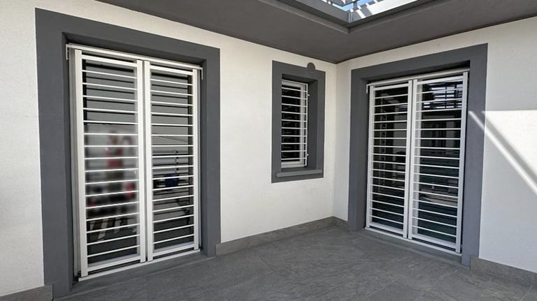 posa di finestre in una casa