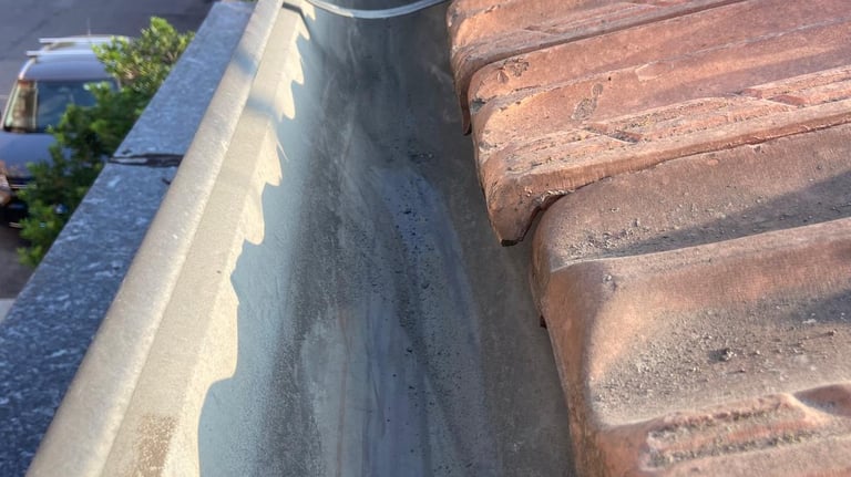 pulizia di una grondaia