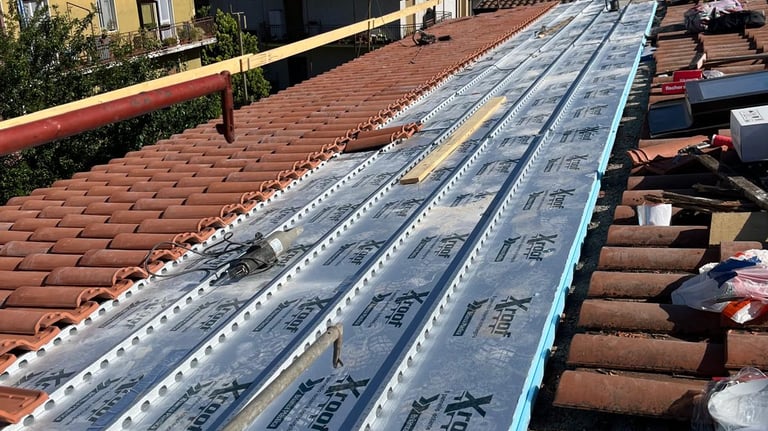 rifacimento il tetto di una casa con delle tegole nuove Milano