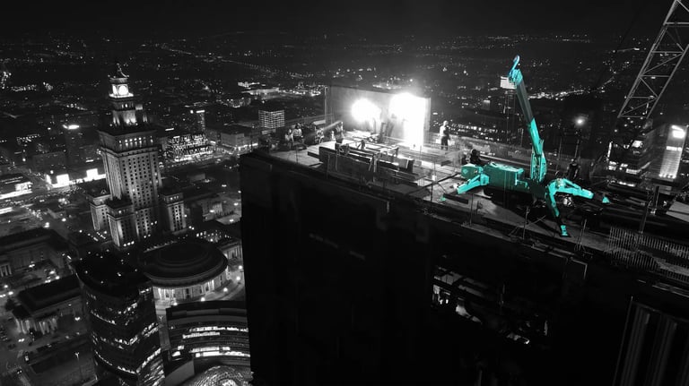 mini żuraw Maeda MC305 pracuje na dachu wieżowca Varso Tower na wysokości 231 m n.p.m..