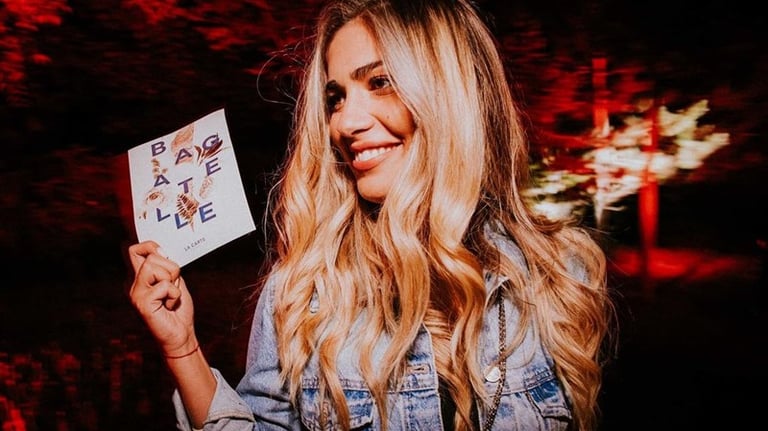 a woman holding a sign that says, i'm going to have a photo