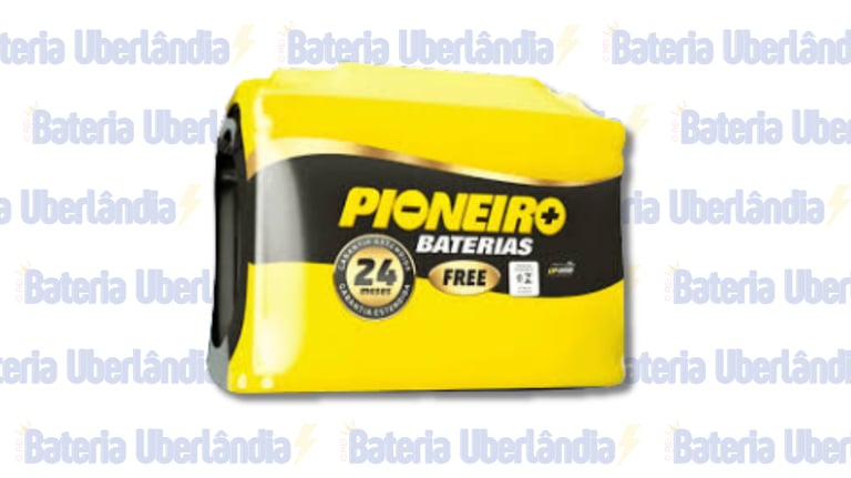 Bateria Pioneiro amarela com garantia de 24 meses, sobre fundo com o texto "Bateria Uberlândia".