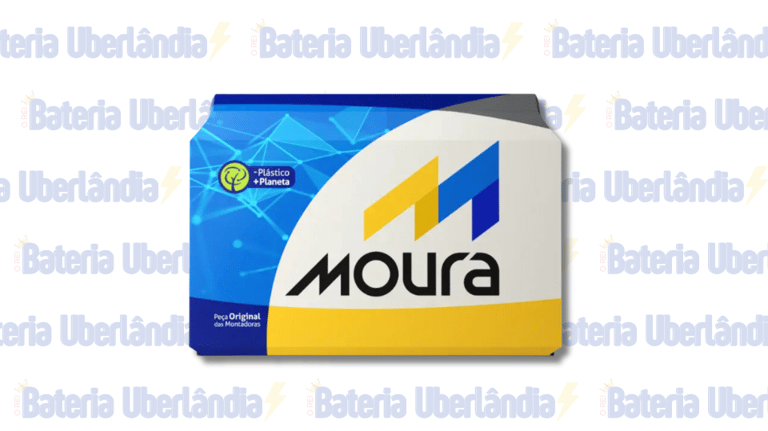 Bateria Moura azul e amarela, com selo "Peça Original das Montadoras", sob fundo "Bateria Uberlândia
