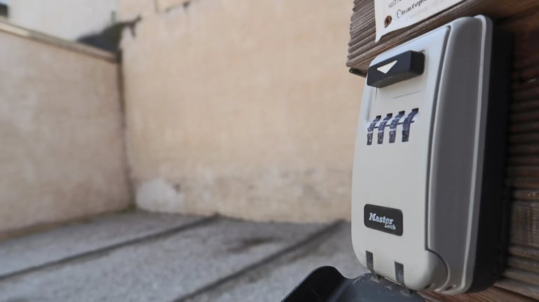 Boîte à clés sécurisée permettant une arrivée autonome au logement