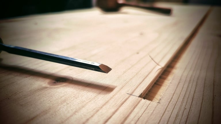 Détail travail menuisier artisanal