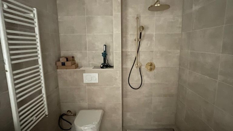 Moderne badkamer met inloopdouche, wandcloset en handdoekradiator in woning in Rotterdam-Hoogvliet