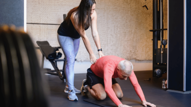 un homme et une femme qui font du sport