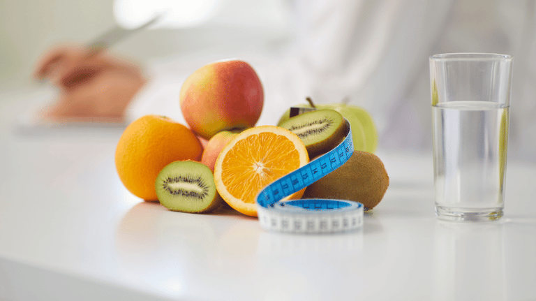 fruits avec un verre d'eau