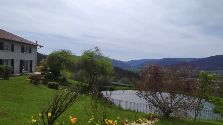 Etang avec vue sur la vallée