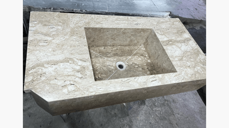 <img src="http://googleusercontent.com/file_content/0" alt="Lavatório de banheiro em mármore bege co