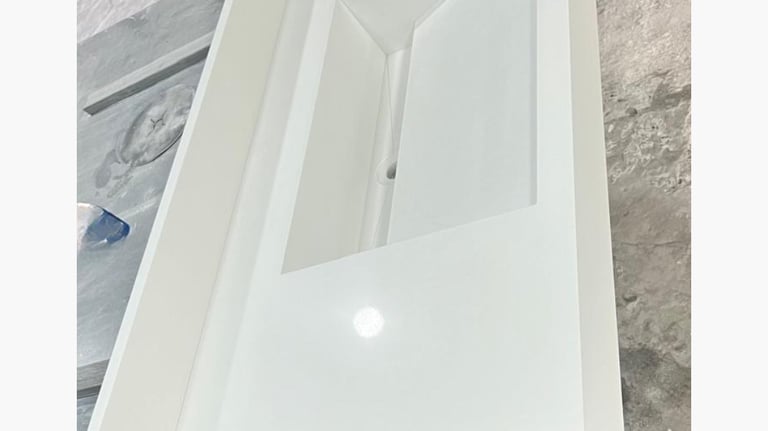 <img src="http://googleusercontent.com/file_content/0" alt="Lavatório de banheiro branco e moderno c