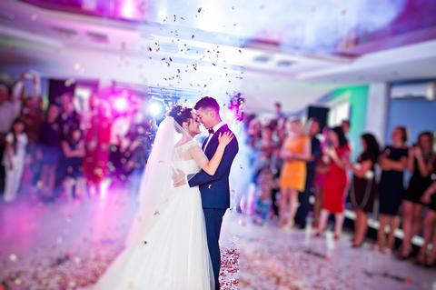 DJ PS play first Dance and the bride and groom are Dancing with the best Love Song