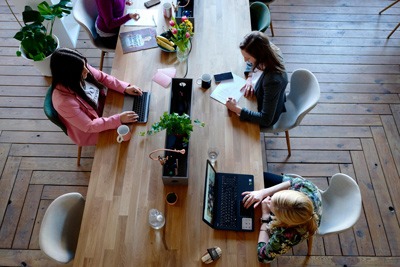 les employées en plein travail