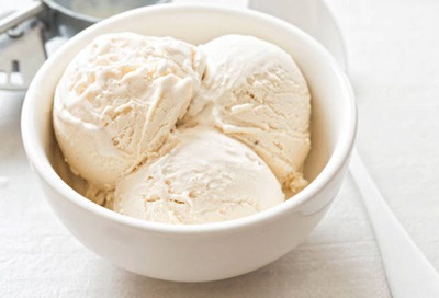 un bol avec trois boules de glace vanille dedans