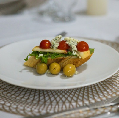 une tartine, des tomates, des olives