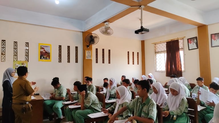 pengawas dari dinas pendidikan setempat mengunjungi SM excellent 1 kota tangerang