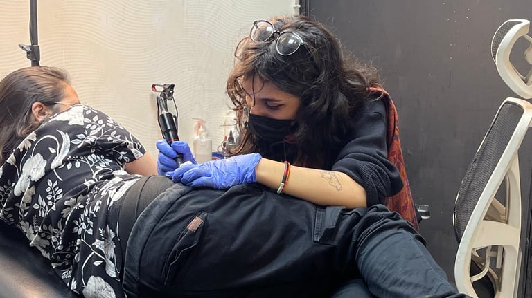 tattoo artist doing tattoo in lahore