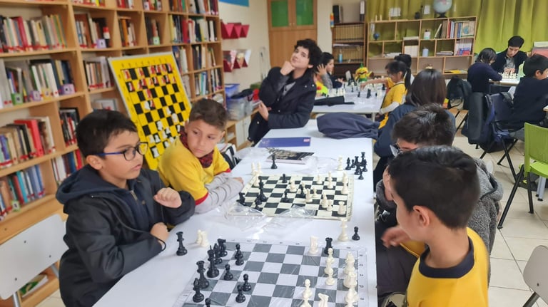 Clase de Ajedrez en el colegio los pensamientos de san bernardo 