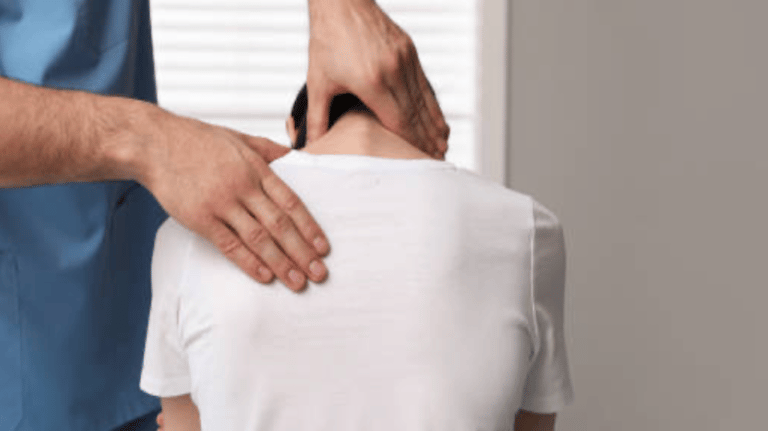 Presa cervicale manuale su paziente donna vestita