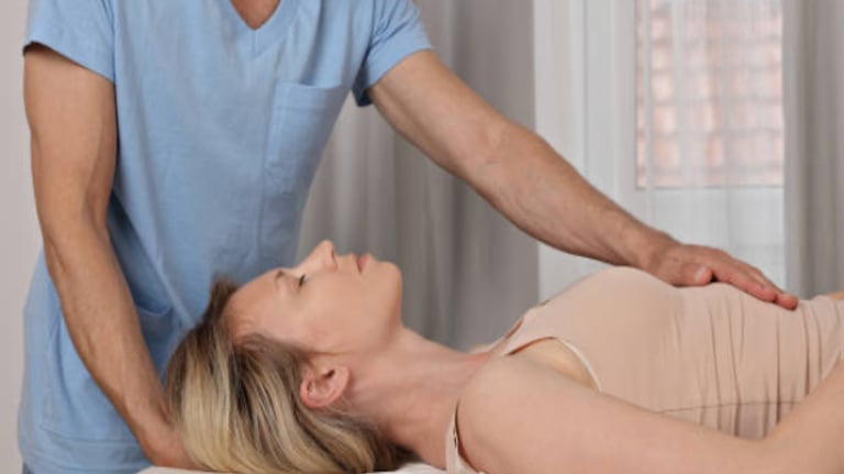 Tecnica di osteopatia su paziente donna vestita