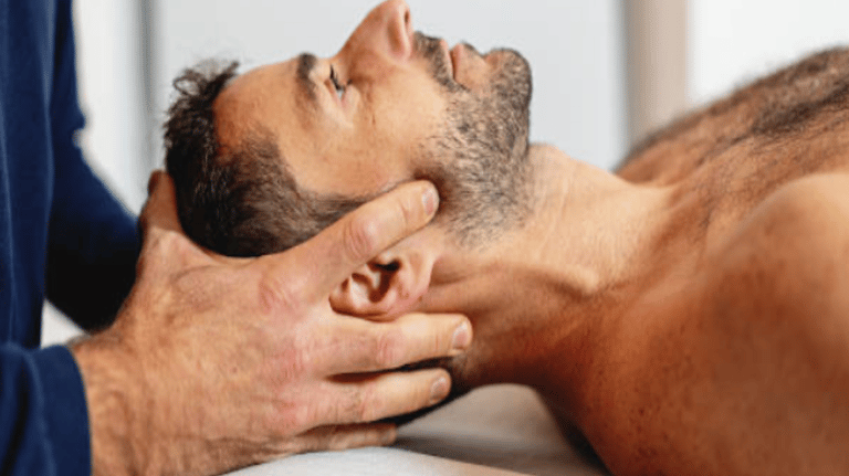 Trattamento cranio sacrale su uomo nudo