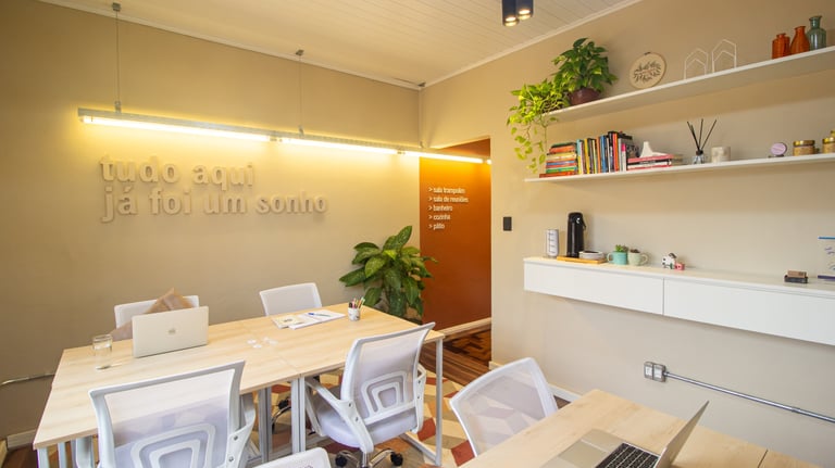 sala acolhedora de coworking feminino com estações de trabalho individuais