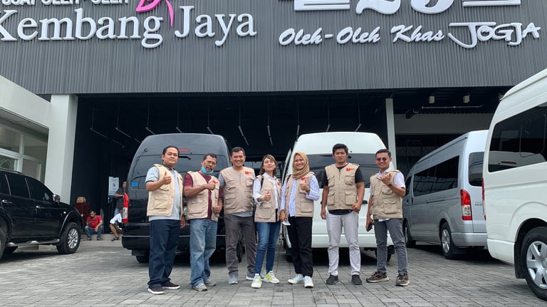 team mari tour jogja mengantar tamu belanja bakpia 25