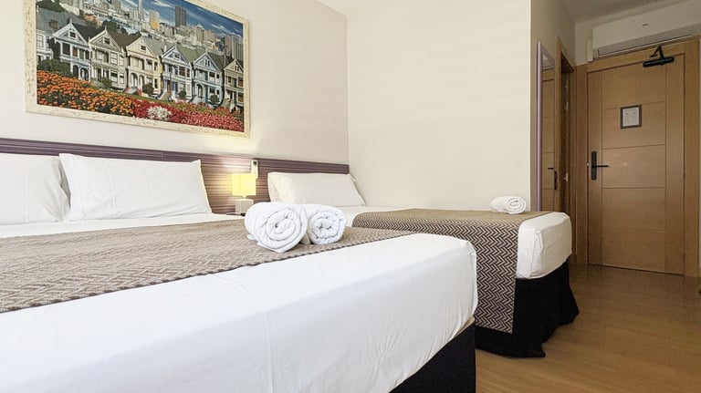 Habitación triple con dos camas en Berceo Rooms, Logroño