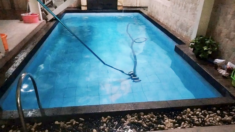 Perawatan kolam renang dan penjernihan air kolalm renang agar bersih dan sehat.