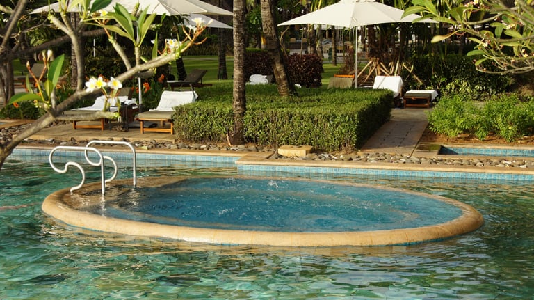 Kolam jakuzzi lengkap dengan parijet dan airpanas nya.