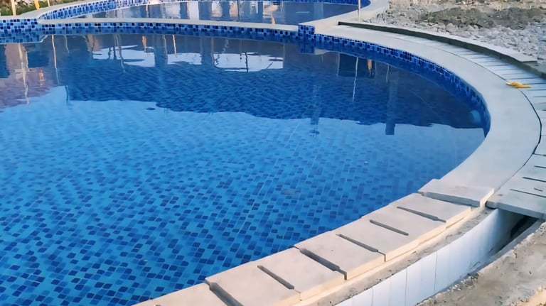 Kolam renang yang cantik dan indah dengan keramik berwarna biru dan air yang sangant jernih.