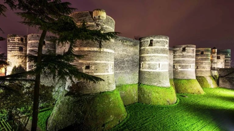 Vue extérieure nocturne du château d'Angers