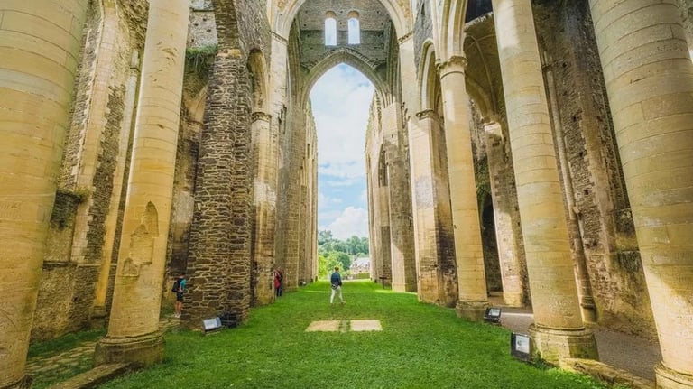 Vue de la nef de l'abbaye de Hambye