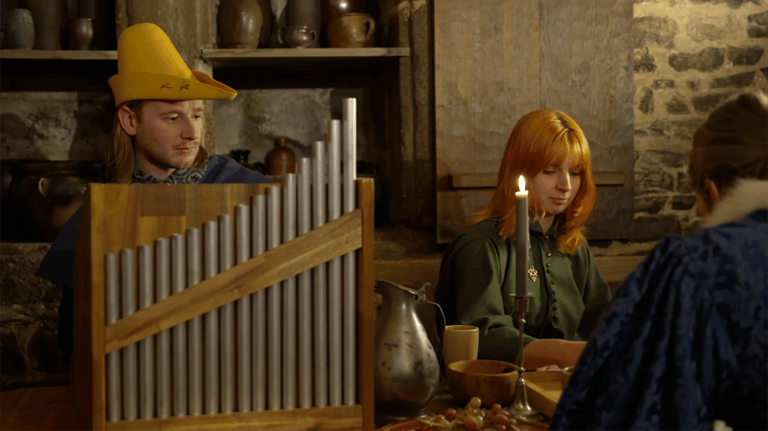 Un musicien joue sur un orgue portatif dans une taverne. Oganetto